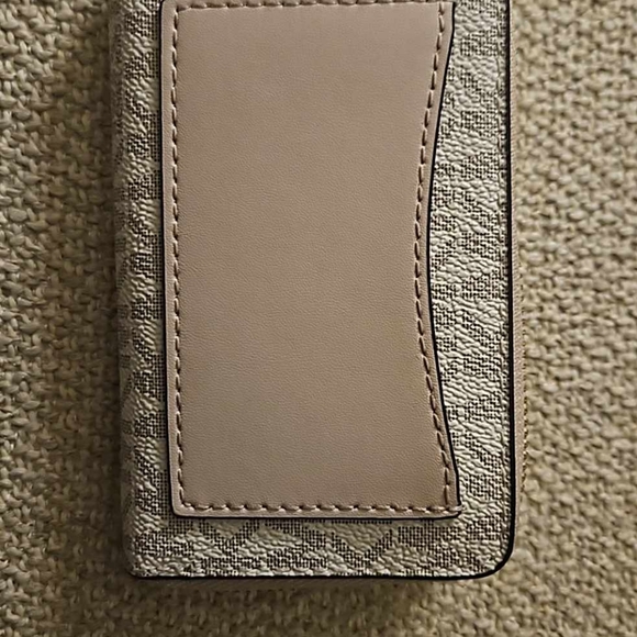 Michael Kors wallet - Picture 2 of 5